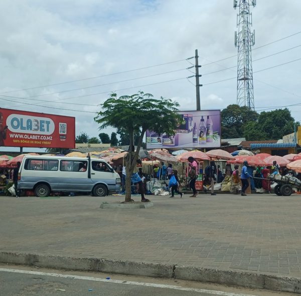 Painel publicitário Olabet instalado em Moçambique.