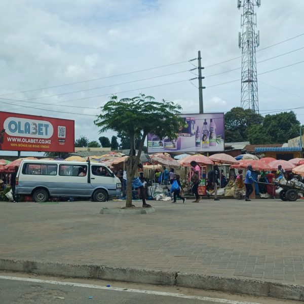 Painel publicitário Olabet instalado em Moçambique.
